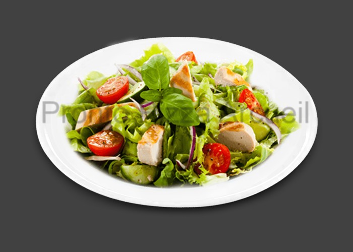 Salade verte, tomates, poulet, pommes de terre, concombre, olives.